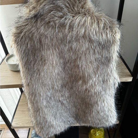 BB Dakota Aint It Fuzzy faux fur vest medium - Picture 4 of 4